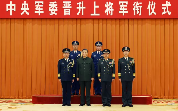 Xi Jinping entrega decreto para promover oficiais militares a generais