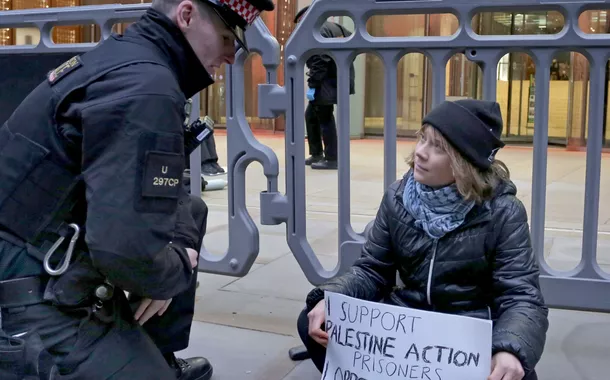 Greta Thunberg sentada em Londres, durante protesto em apoio a presos ligados ao Palestine Action, antes de ser detida pela polícia britânica