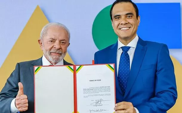 Lula empossa Gustavo Feliciano no Turismo e destaca inclusão social