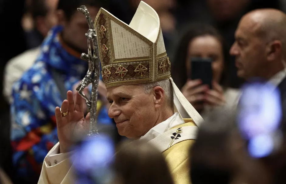 O papa Leão XIV chega para celebrar a Missa da Véspera de Natal na Basílica de São Pedro, no Vaticano, em 24 de dezembro de 2025