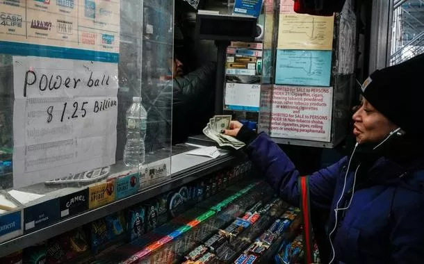 Apostadora compra bilhete para loteria Powerball, em Nova York - 