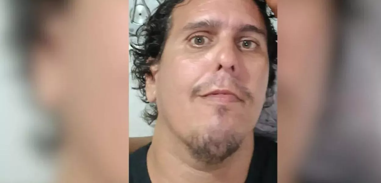Leandro Flaeschen Moreira, de 41 anos, foi morto, na madrugada desta quinta-feira (25), após beijar sua companheira e ser esfaqueado pelo filho dela, durante a ceia de Natal
