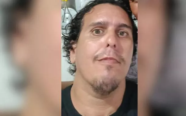 Leandro Flaeschen Moreira, de 41 anos, foi morto, na madrugada desta quinta-feira (25), após beijar sua companheira e ser esfaqueado pelo filho dela, durante a ceia de Natal