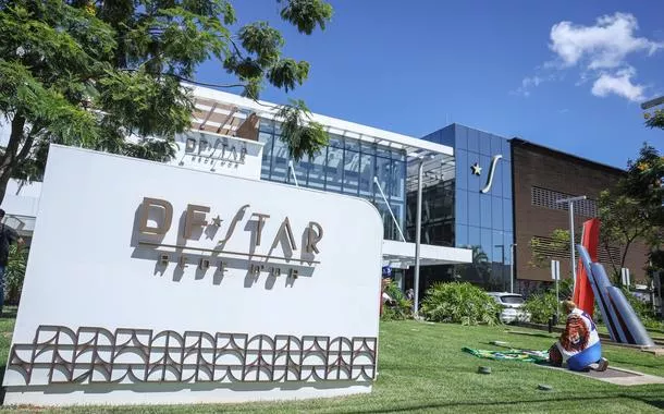 Brasília (DF) - 24/12/2025 - Um apoiador do ex-presidente Jair Bolsonaro faz oração na frente do Hospital DF Star, onde foi realizada uma cirurgia de hérnia inguinal e tratar de um soluço persistente