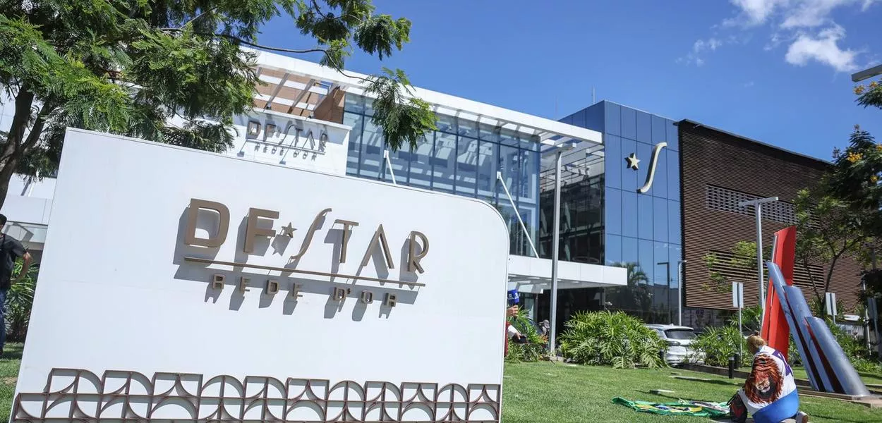 Brasília (DF) - 24/12/2025 - Um apoiador do ex-presidente Jair Bolsonaro faz oração na frente do Hospital DF Star, onde foi realizada uma cirurgia de hérnia inguinal e tratar de um soluço persistente