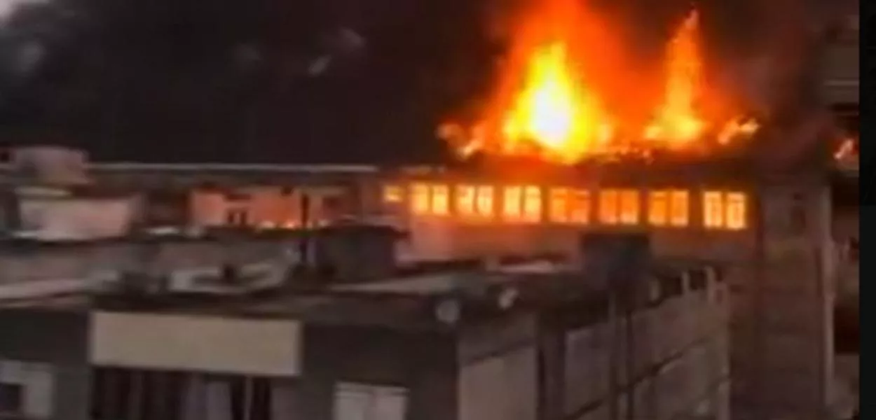 Ocorrência foi registrada nesta sexta-feira (26). Moradores da região precisaram deixar suas casas devido à intensa fumaça.