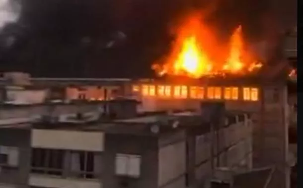 Ocorrência foi registrada nesta sexta-feira (26). Moradores da região precisaram deixar suas casas devido à intensa fumaça.