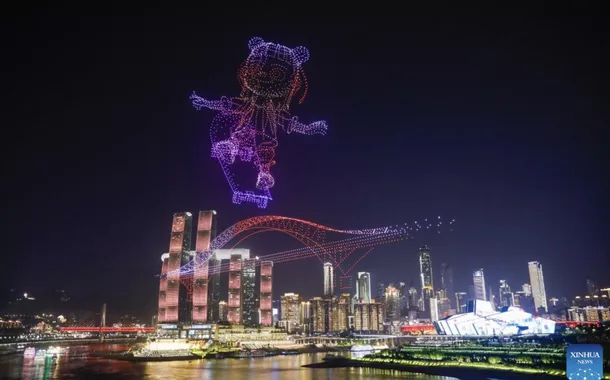 Um espetáculo de luzes com drones é visto no distrito de Nan’an, no município de Chongqing, no sudoeste da China, em 19 de abril de 2025 