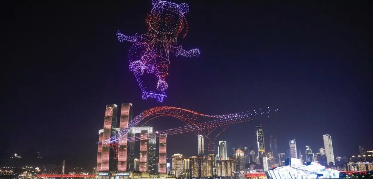 Um espetáculo de luzes com drones é visto no distrito de Nan’an, no município de Chongqing, no sudoeste da China, em 19 de abril de 2025 
