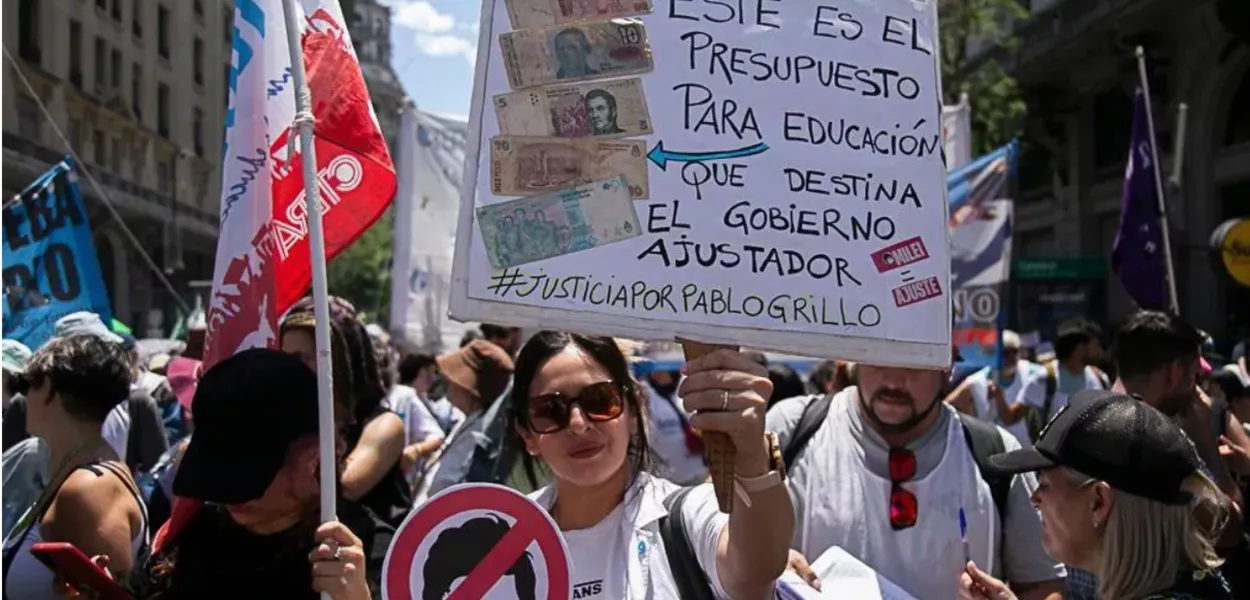 Trabalhadores argentinos protestam contra orçamento que pode levar ao colapso social 