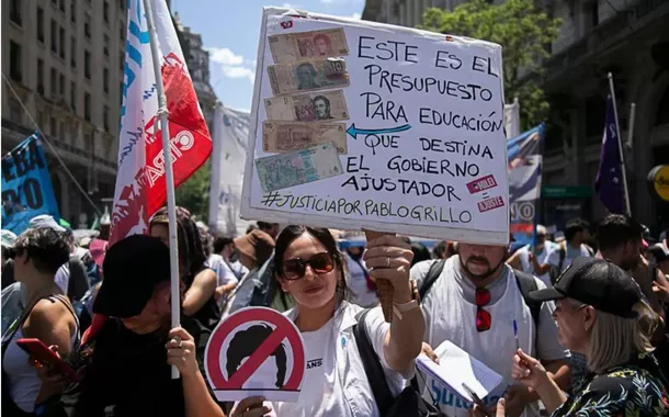 Trabalhadores argentinos protestam contra orçamento que pode levar ao colapso social 