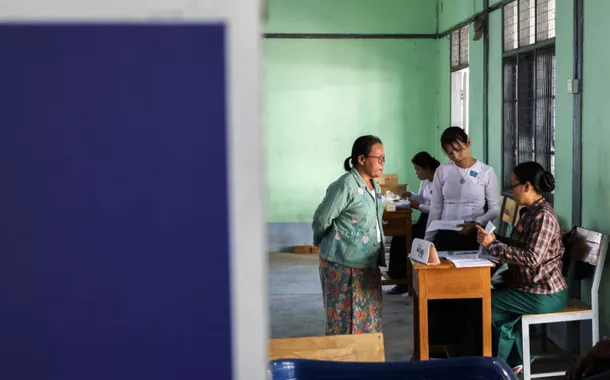Funcionários da Comissão Eleitoral se preparam em uma seção eleitoral dentro de uma escola, antes das eleições gerais, no município de Thingangyun, Yangon, Mianmar, em 27 de dezembro de 2025