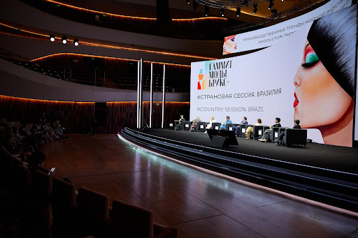 Semanas de Moda como Plataformas para Colaboração Internacional