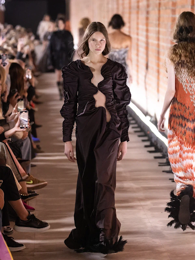 Guia da Semana de Moda de Moscou para se vestir perfeitamente para festas: Looks chiques, ousados ​​e inesquecíveis