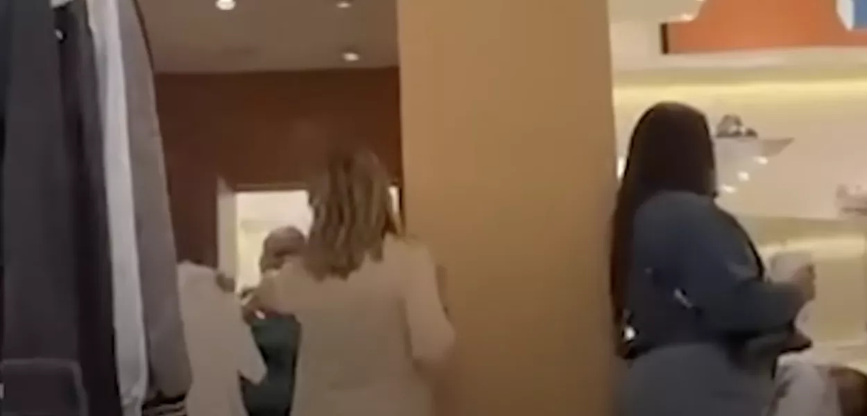 Senadora faz compras nos EUA com lobista investigado