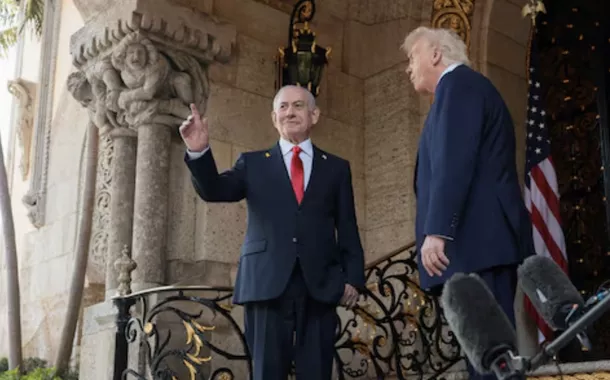O primeiro-ministro israelense, Benjamin Netanyahu, gesticula ao ser recebido pelo presidente dos EUA, Donald Trump, para reuniões no clube Mar-a-Lago, em Palm Beach, Flórida, EUA, em 29 de dezembro de 2025.  