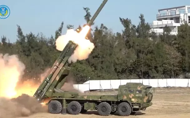 Equipamento do Exército chinês participa de exercícios de tiro real de longo alcance, visando águas ao norte de Taiwan