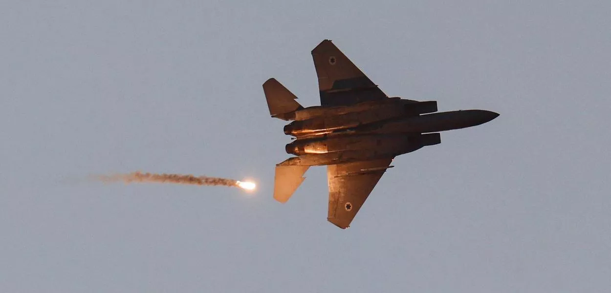 Caça F-15 lança sinalizador enquanto sobrevoa Gaza
20/07/2025
