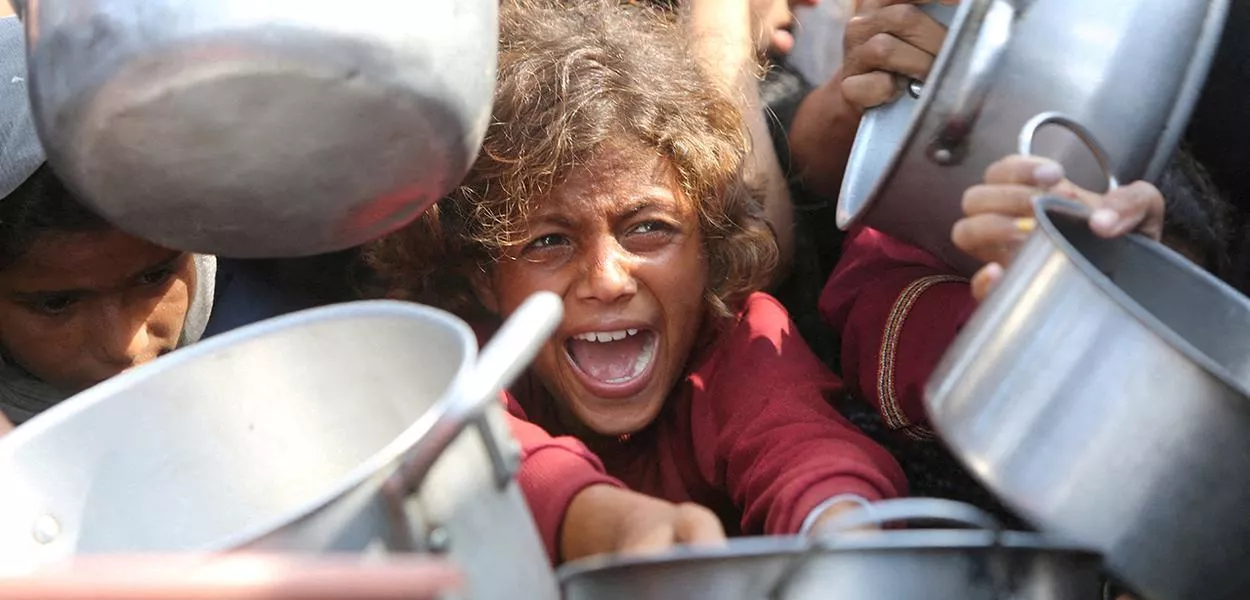 Palestinos aguardam ajuda em Khan Younis, sul de Gaza
 21/8/2025   