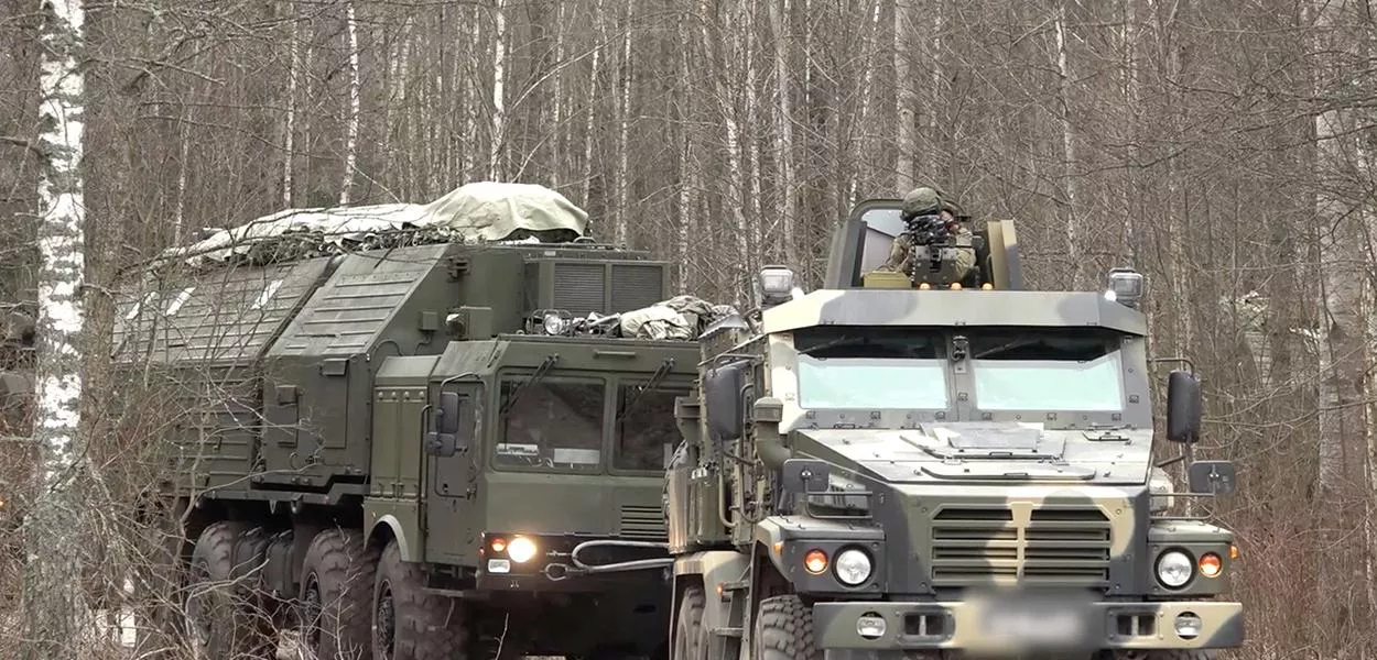Militares participam do que o Ministério da Defesa russo afirma ser a implantação de um sistema de mísseis hipersônicos Oreshnik, com capacidade nuclear, em Belarus, em local não identificado
Imagem de vídeo divulgado em 30 de dezembro de 2025
