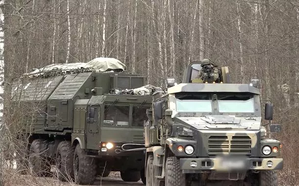 Militares participam do que o Ministério da Defesa russo afirma ser a implantação de um sistema de mísseis hipersônicos Oreshnik, com capacidade nuclear, em Belarus, em local não identificado
Imagem de vídeo divulgado em 30 de dezembro de 2025
