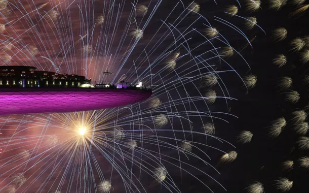 Pessoas assistem à queima de fogos de artifício da celebração do Ano Novo no hotel Marina Bay Sands, em Singapura