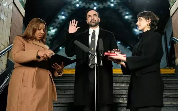 Com a mão sobre o Alcorão, Zohran Mamdani toma posse em Nova York