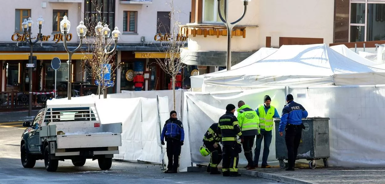 Equipes de emergência trabalham no local de uma explosão e incêndio no bar "Le Constellation", onde várias pessoas morreram e outras ficaram feridas após uma explosão que atingiu uma festa lotada de Ano Novo, segundo a polícia suíça, na sofisticada estação de esqui de Crans-Montana, no sudoeste da Suíça, em 1º de janeiro de 2026. 