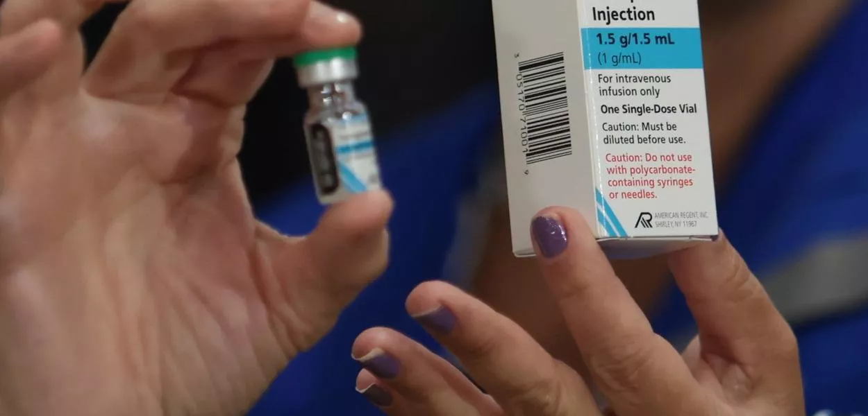 Ampola de fomepizol, medicamento utilizado pcntra intoxação por metanol.
