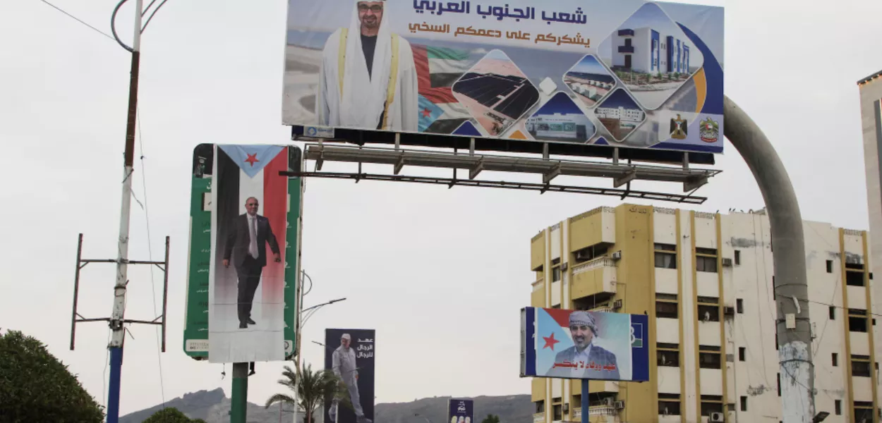 Outdoors com imagens do Sheikh Mohamed bin Zayed Al Nahyan, presidente dos Emirados Árabes Unidos, e de Aidarous al-Zubaidi, chefe do STC, grupo separatista apoiado pelos Emirados Árabes Unidos, em Aden, Iêmen, 30 de dezembro de 2025.