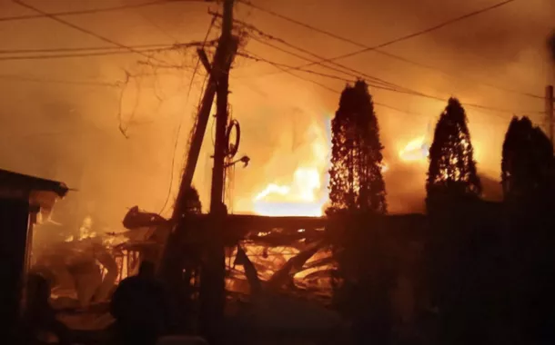 Ataque noturno de drone ucraniano a um hotel e café, em meio ao conflito em curso entre Rússia e Ucrânia na vila de Khorly, na região de Kherson, em 1º de janeiro de 2026