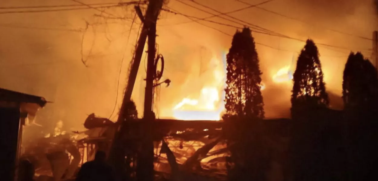 Ataque noturno de drone ucraniano a um hotel e café, em meio ao conflito em curso entre Rússia e Ucrânia na vila de Khorly, na região de Kherson, em 1º de janeiro de 2026