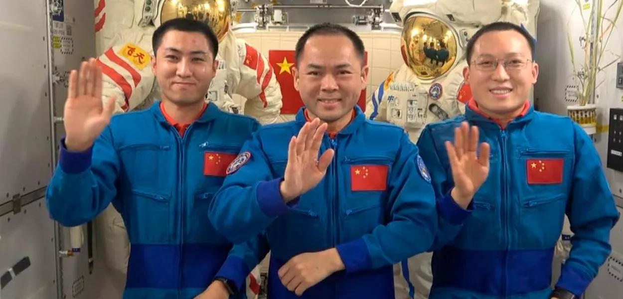 Astronautas da Shenzhou-21 da China enviam saudações de Ano Novo do espaço