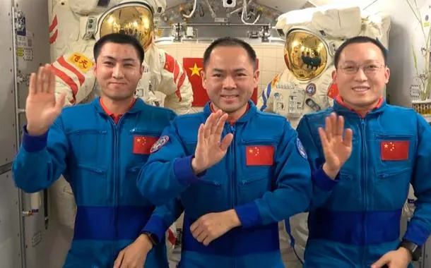 Astronautas da Shenzhou-21 da China enviam saudações de Ano Novo do espaço