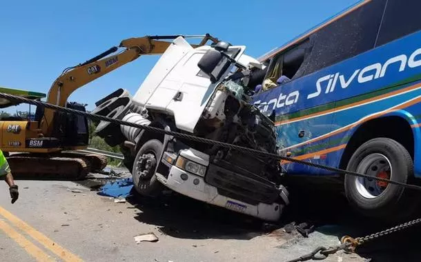 Batida entre dois veículos na BR-116, em Pelotas