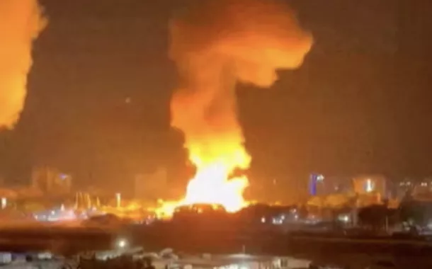 Fumaça sobe de explosões em Caracas, Venezuela, em 3 de janeiro de 2026, nesta captura de tela obtida de um vídeo obtido pela Reuters