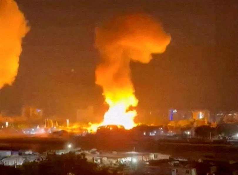 Fumaça sobe após múltiplas explosões em Caracas - 03/01/2026 