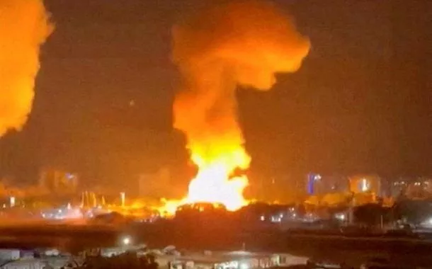 Fumaça sobe após múltiplas explosões em Caracas - 03/01/2026 