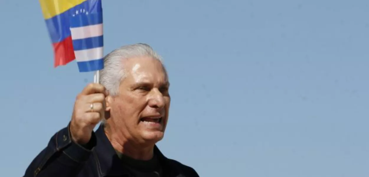 O presidente cubano, Miguel Díaz-Canel, com as bandeiras de Cuba e Venezuela
