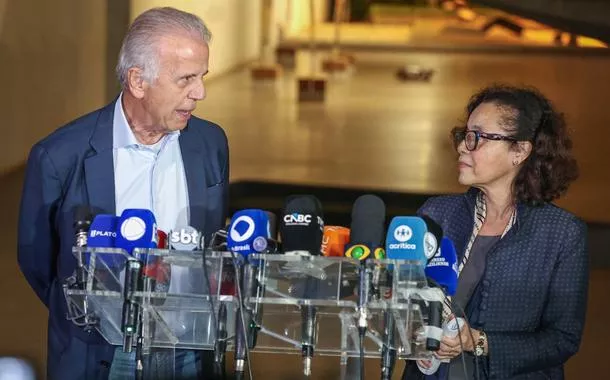 Brasília (DF), 03/01/2026 – Ministro da defesa, José Múcio, (e) embaixadora, Maria Laura (d), durante entrevista falam da invasão americana na Venezuela.Foto: Valter Campanato/Agência Brasil