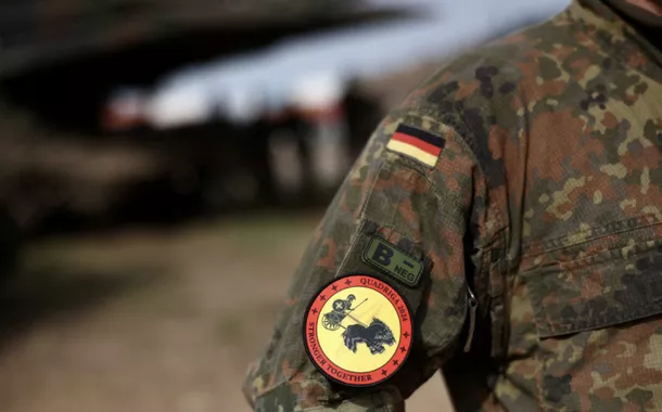 Soldado do exército alemão em Gardelegen, Alemanha, 8 de abril de 2024