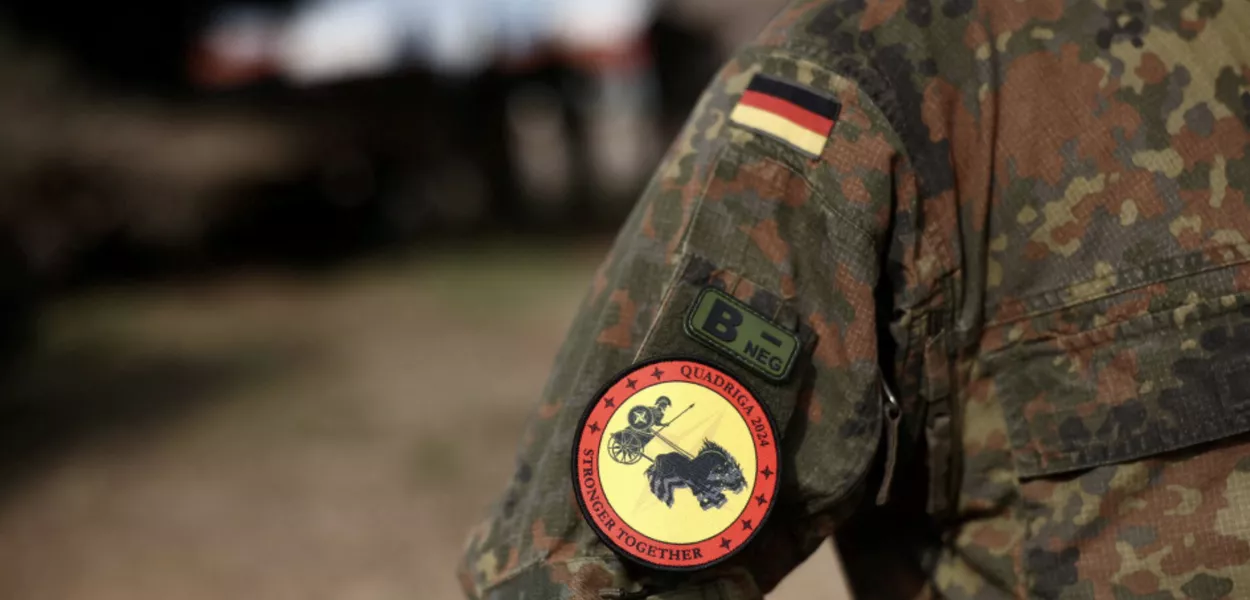 Soldado do exército alemão em Gardelegen, Alemanha, 8 de abril de 2024