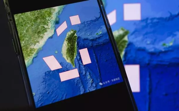 China finca a bandeira vermelha