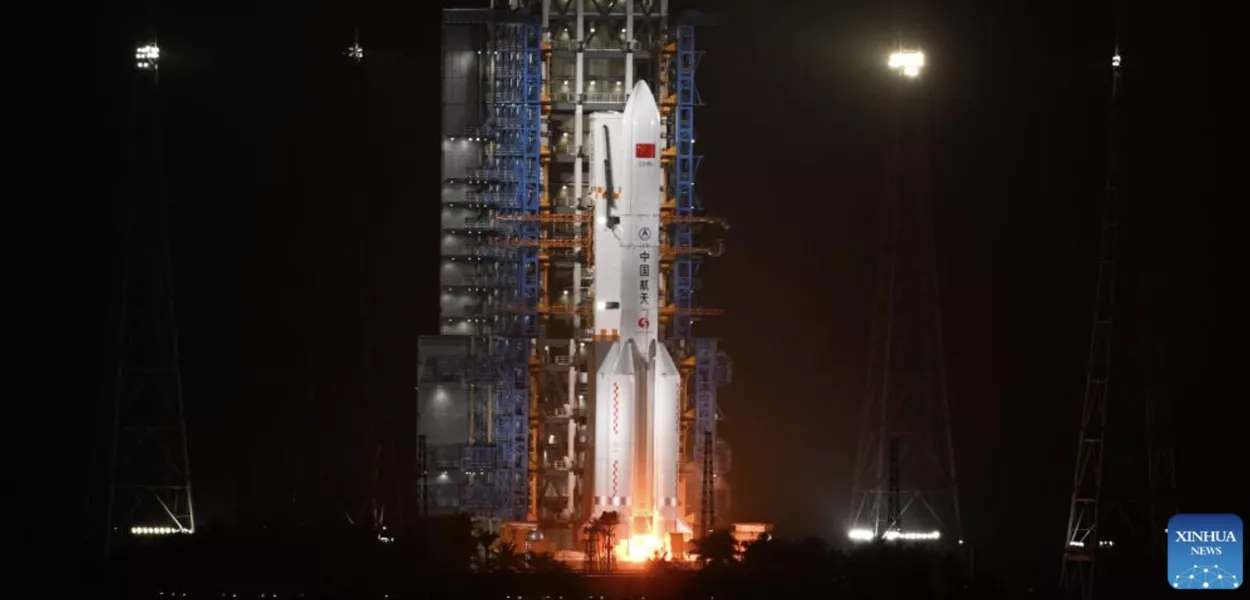 Um foguete Long March-5, transportando um novo satélite de teste de tecnologia de comunicação, decola do Centro de Lançamento Espacial de Wenchang, na província de Hainan, no sul da China, em 20 de dezembro de 2025.