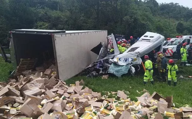 Carreta tomba sobre van e deixa quatro mortos na BR-116, na Grande Curitiba 