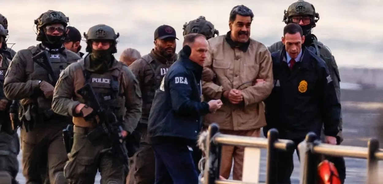 Nicolás Maduro cercado por agentes dos Estados Unidos