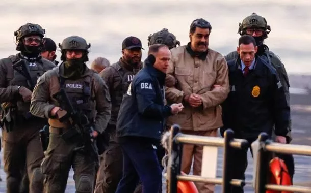 Nicolás Maduro cercado por agentes dos Estados Unidos