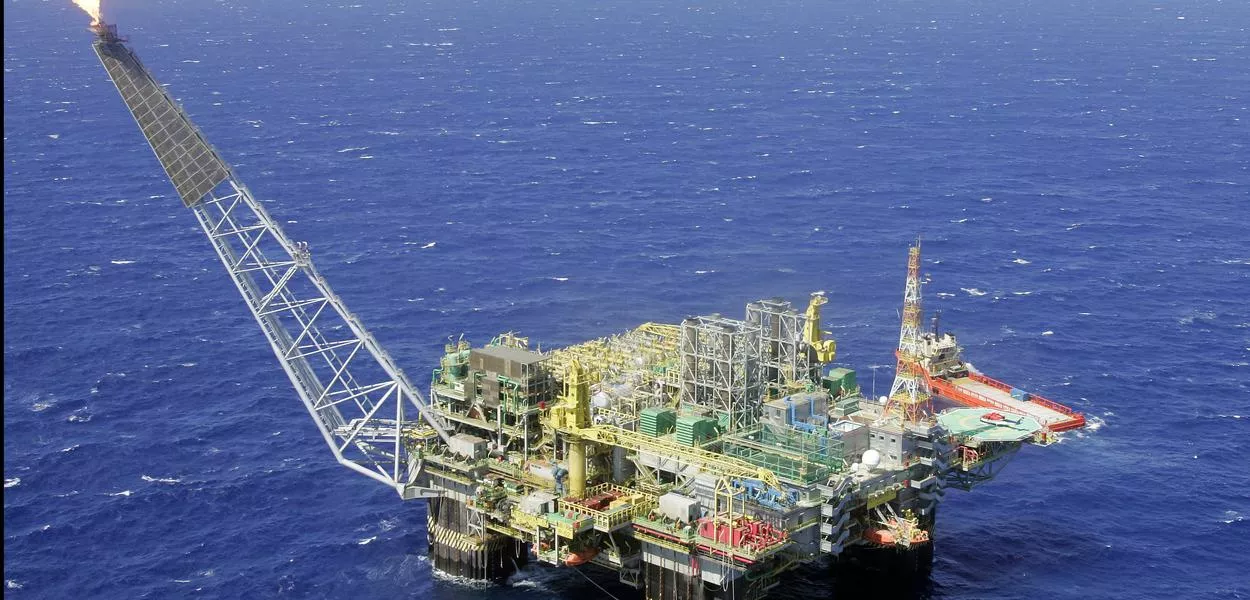 Visão aérea de uma plataforma da Petrobras na Bacia de Campos, a P-52