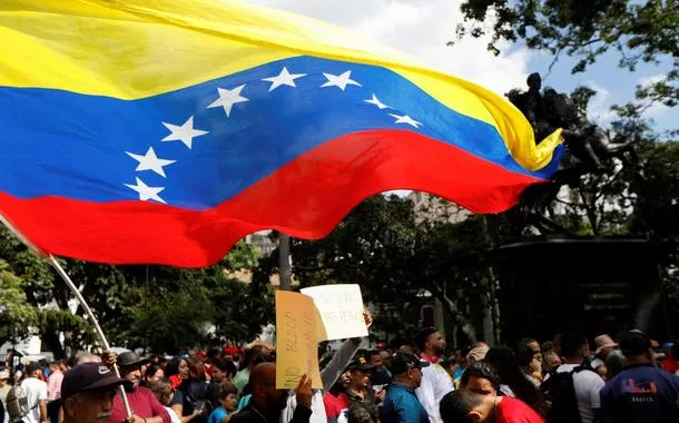 Venezuela mobiliza Exército e impõe “regime militar” ao setor petrolífero e a outras indústrias