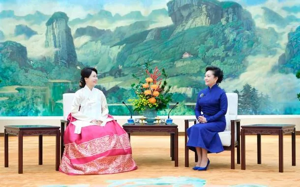 Peng Liyuan e a primeira-dama sul-coreana, Kim Hye-kyung, conversam durante o chá